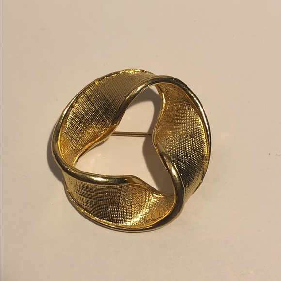 Napier Vintage Ribbon Circle Twisted Brooch Pin Swirl Textured Goldstone - Picture 2 of 4